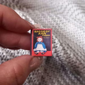 Libro vintage illustrato in scala 1:12 con miniature di case delle bambole di RAGGEDY ANN. Include anche un segnalibro e delle cartoline.