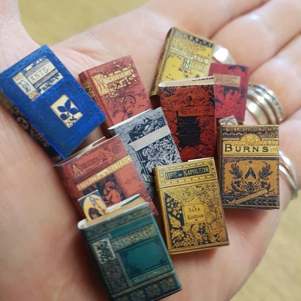 Réplique victorienne de 10 livres miniatures pour maisons de poupées à l'échelle 1:12 qui s'ouvrent avec des pages blanches à l'intérieur.