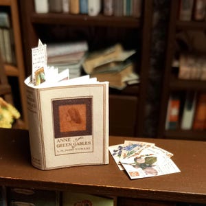 Libro vintage in miniatura di casa delle bambole in scala 1:12 di Anne of Green Gables. Sono inclusi anche un segnalibro sciolto e delle cartoline.