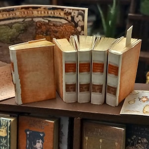 Miniatura per casa delle bambole in scala 1.12, set di 5 repliche di libri di esplorazione nautica antichi. Ogni libro ha all'interno pagine bianche girevoli invecchiate.