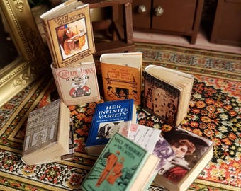 1:12 Puppenhaus Miniatur antike Replik Romane Satz von 8 Büchern mit gealterten umblätterbaren leeren Seiten im Inneren.