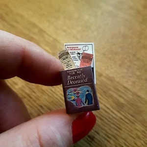 Handbuch für die kürzlich verstorbene Puppenhaus 1:12-Miniatur mit wendbaren Blankoseiten. Show-Eintrittskarten & Flyer inklusive.