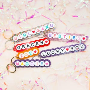 Llavero de pulsera de la amistad en acrílico 3D - Llavero con letras y cuentas con purpurina