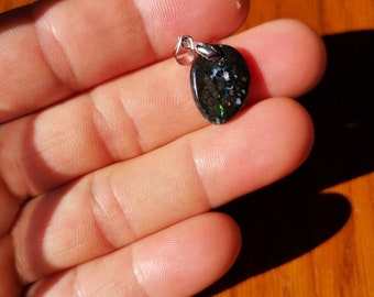 Pendant in Opalized Wood from Indonesia.