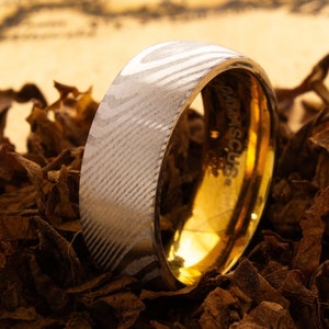 Damascus Steel 8mm Wedding Band with Yellow Gold Interior, Custom Handmade Wedding Ring, Gift for Him, Men&#39;s Engagement Band, Engraved Ring