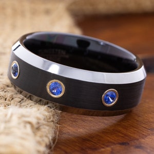 Zwarte wolfraam trouwring met drie saffieren, 8 mm wolfraamcarbide ring, aangepaste geboortesteenring voor hem en haar, edelsteen wolfraamring