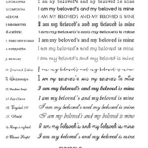 Op de afbeelding: Een lijst met lettertypen en symbolen met de zin "Ik ben de geliefde van mijn geliefde en mijn geliefde is van mij" geschreven in elk lettertype. De lettertypen omvatten Arial Block, TyreniTter, Comfortaa, Caesar, Bad Script, Celtic, Times New Roman, Harrington, Bradley, Japanese Gilles, Waltograph, Wheaton Script, Zap-Chance, English 111, Vinildi, Always in my heart en Classic Script. De symbolen omvatten een kruis, een Davidster, een halve maan, een ster, een vlinder, een bloem, een oneindigheidssymbool, een hart, een fleur-de-lis, een smiley en een ster.