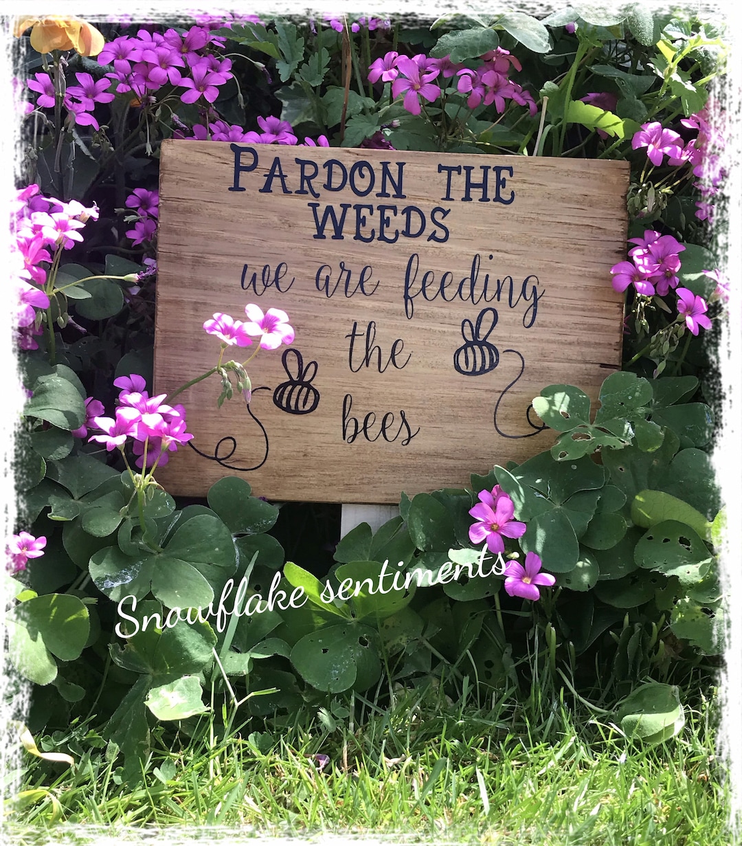 Cartello estivo in stile rustico con api da giardino con scritta Pardon the Weeds We are Feeding the Bees, decorazione per esterni, decorazione per esterni, facile montaggio, per uso esterno, 17,8 x