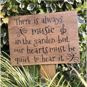Signe de jardin de fleurs sauvages, signe de musique dans le jardin, décoration de jardin rustique, signe de bien-être, signe de jardin de citation positive, écoute du jardin