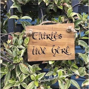 Cartello per giardino delle fate, decorazione per giardino delle fate, cartello "le fate vivono qui", cartello per giardino rustico, il mio giardino delle fate, giardino di fiori selvatici,