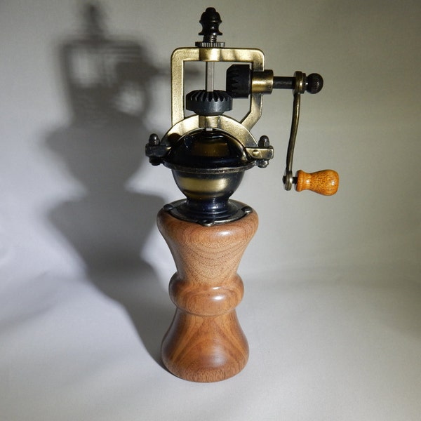 Antique Style Brass Finish Peppermill