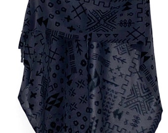 Zwart grijs houtskool geometrisch patroon dames vrouwen mannen unisex gezellige warme fleece poncho ruana wrap one size fits all cadeau voor haar