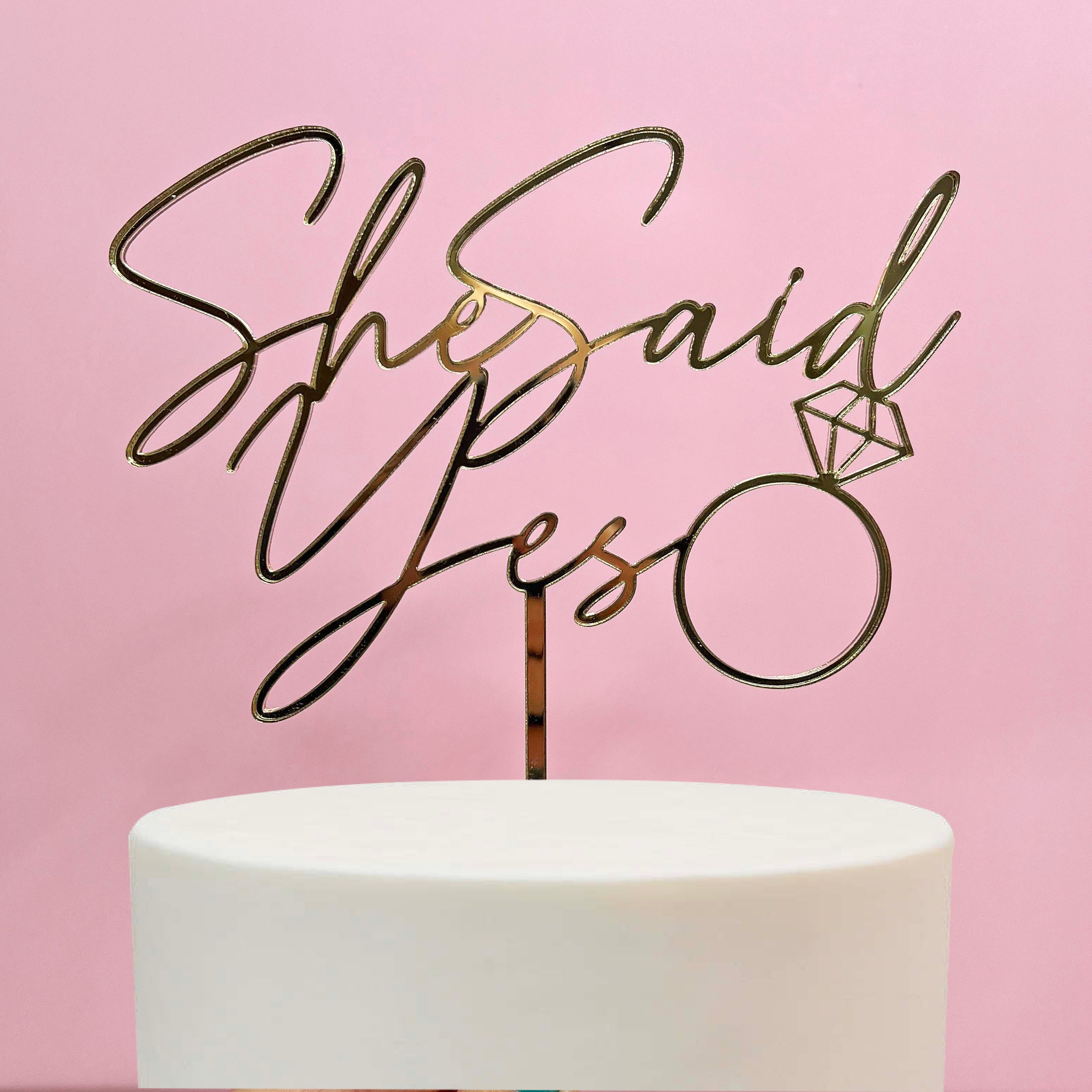 Personalisiertes Verlobungsgeschenk "He Asked She Said Yes" Aus Acryl – Mit Verlobungsdatum Und Namen, Freistehender Klarblock