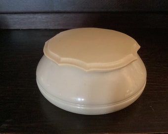 Vintage Ivory DU BARRY PYRALIN Powder/Trinket Jar   1950’s Scalloped Lid Pyralin