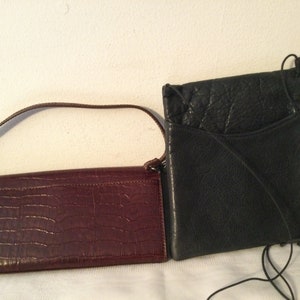 OFERTA****2 CARTERAS VINTAGE por un precio Cartera pequeña cruzada de CUERO azul marino y cartera de mano tipo anguila con asa corta