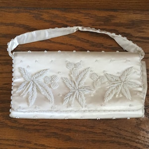 Bolso de mano vintage de satén con cuentas de semillas y asa con cuentas en los bordes que se desabrocha Bolso de noche con cuentas de color blanco roto a beige claro