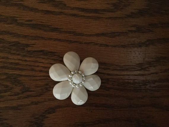 Vintage FACETED DAISY Brooch    Beige Lucite Face… - image 1