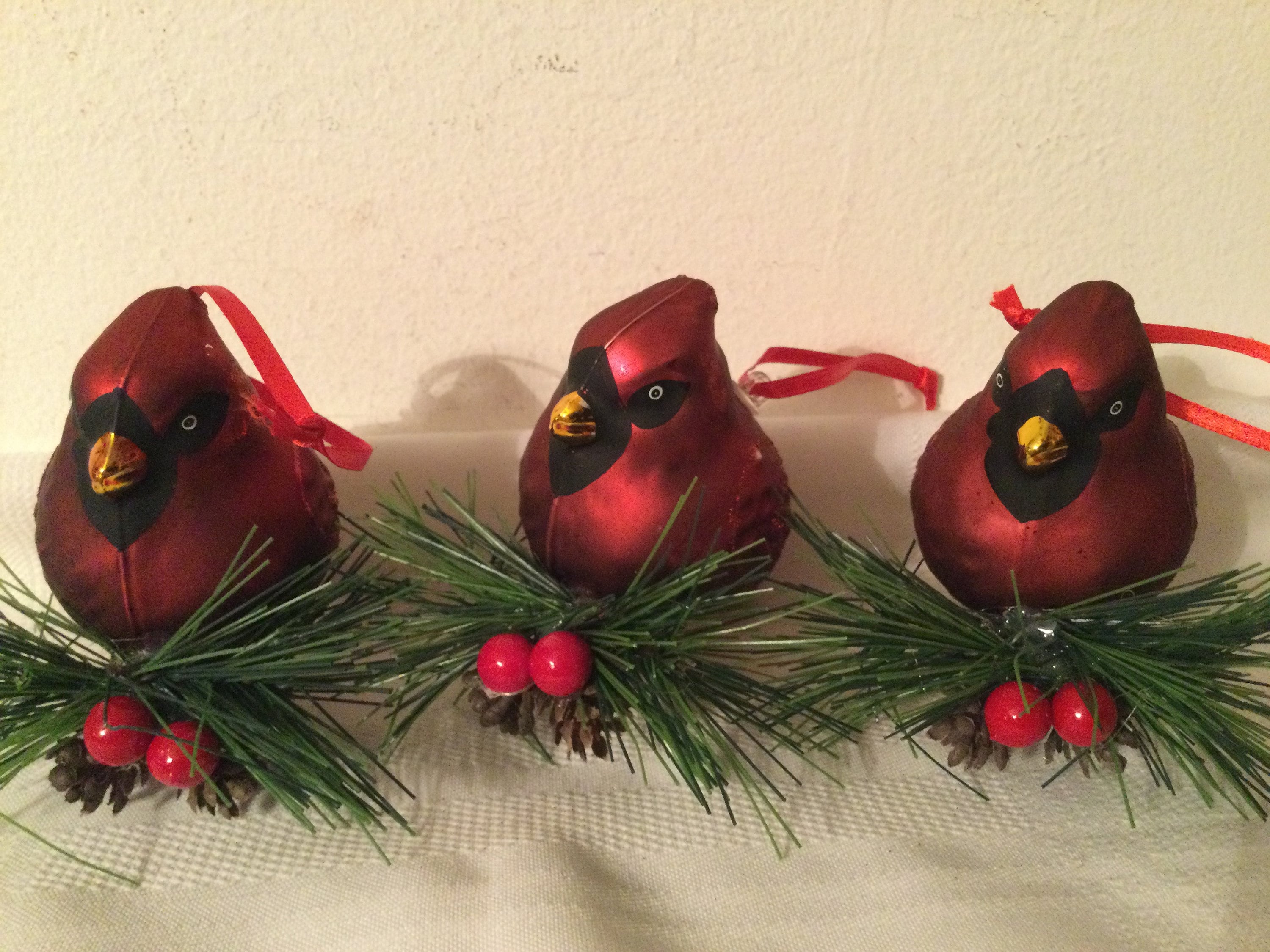 ORNAMENTS CHRISTMAS TWO CARDINAL BIRDS ON HORN WITH HOLLY/PINECONES RED BERRIES 