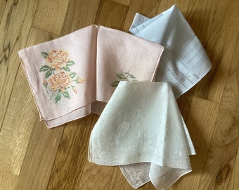 3 HANKIES vintage Uno blanco, uno azul y uno rosa con flores ¡Grandes tarjetas Tuck Ins!