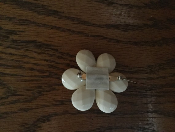 Vintage FACETED DAISY Brooch    Beige Lucite Face… - image 4