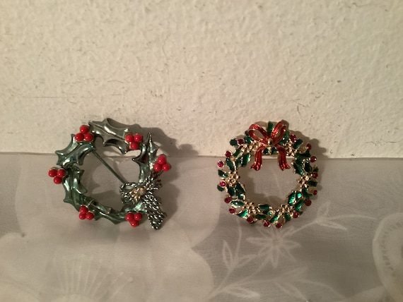 2 Vintage CHRISTMAS WREATH BROOCHES  Ready to Wear - image 3