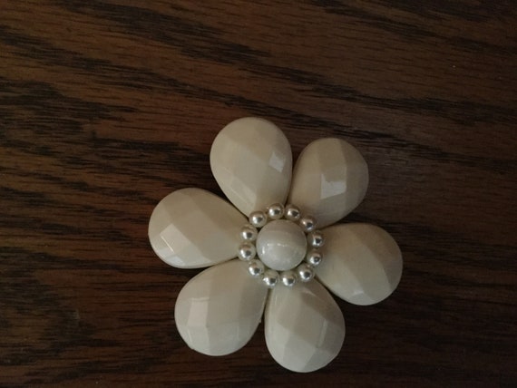 Vintage FACETED DAISY Brooch    Beige Lucite Face… - image 3