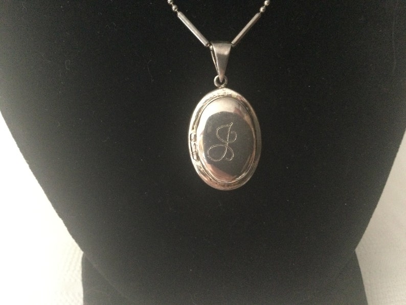 Vintage STERLING SiLVER LOCKET Marked 925 Locket and Chain