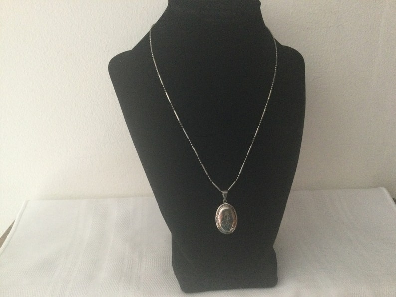 Vintage STERLING SiLVER LOCKET Marked 925 Locket and Chain