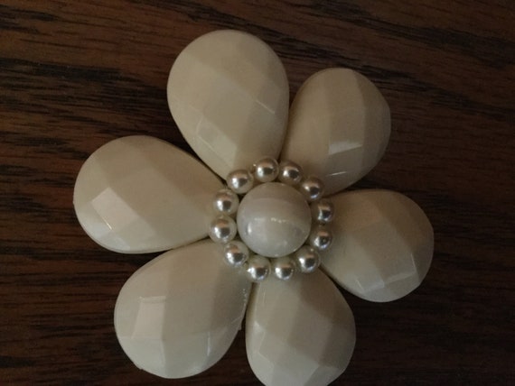 Vintage FACETED DAISY Brooch    Beige Lucite Face… - image 5
