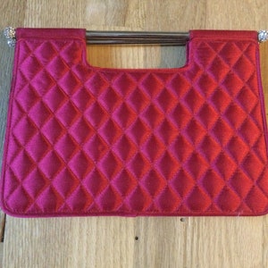 Venta****CLUTCH DE SATÉN ROJO ACOLCHADO Asas de varilla plateadas y extremos de bola brillantes El fabricante es Indeed