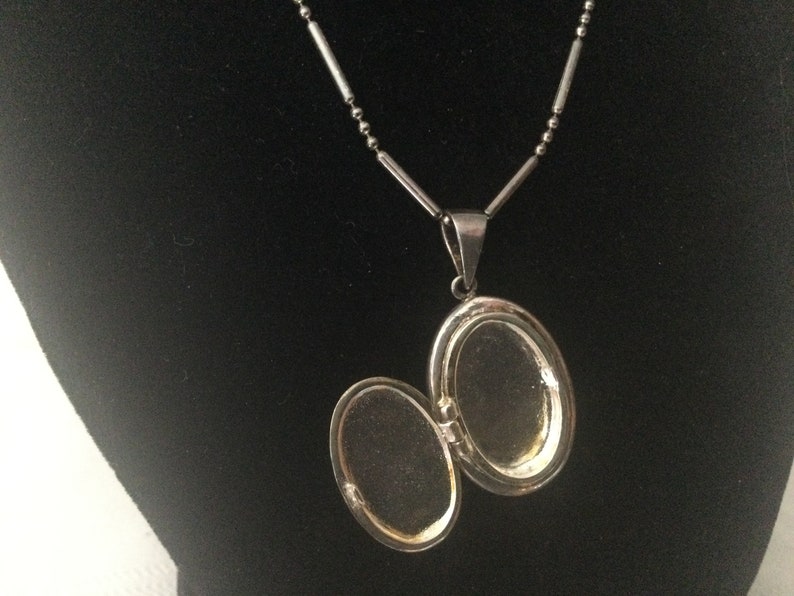 Vintage STERLING SiLVER LOCKET Marked 925 Locket and Chain