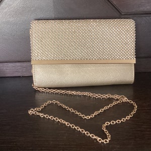 Cartera convertible vintage con correa para el hombro y cierre de cremallera en tono dorado con solapa de diamantes de imitación sobre cadena que se convierte de arriba a abajo