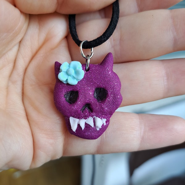 Chat crâne violet, collier court/choker en daim vegan avec breloque en argile polymère faite à la main