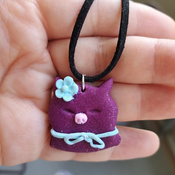 Chat violet mignon, collier court/choker en daim végétalien avec breloque en argile polymère faite à la main