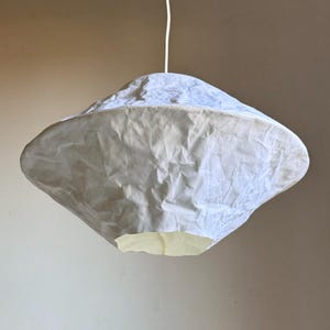 Abat-jour en papier lavable : suspension UFO, style wabi-sabi, beauté de l'imperfection