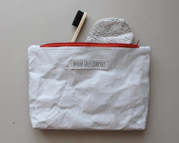 pochette zippée. gris papier lavable, trousse, porte monnaie, sac à main papier, minimaliste, simple accessoire, essentielle pochette zippée. gris papier lavable, trousse, porte monnaie, sac à main papier, minimaliste, simple accessoire, essentielle