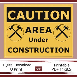 Puede incluir: Un cartel de precaución amarillo y negro con el texto "CAUTION AREA Under CONSTRUCTION" y dos martillos cruzados a cada lado.