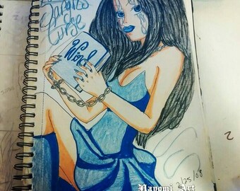 Könnte beinhalten: Eine handgezeichnete Illustration einer Frau mit langen schwarzen Haaren, die ein blaues Kleid trägt und ein Buch mit dem Titel "Wind" hält. Das Buch ist an ihrem Handgelenk angekettet. Die Zeichnung trägt den Titel "Sara's Curse" und ist mit "Mayomi Art" signiert.