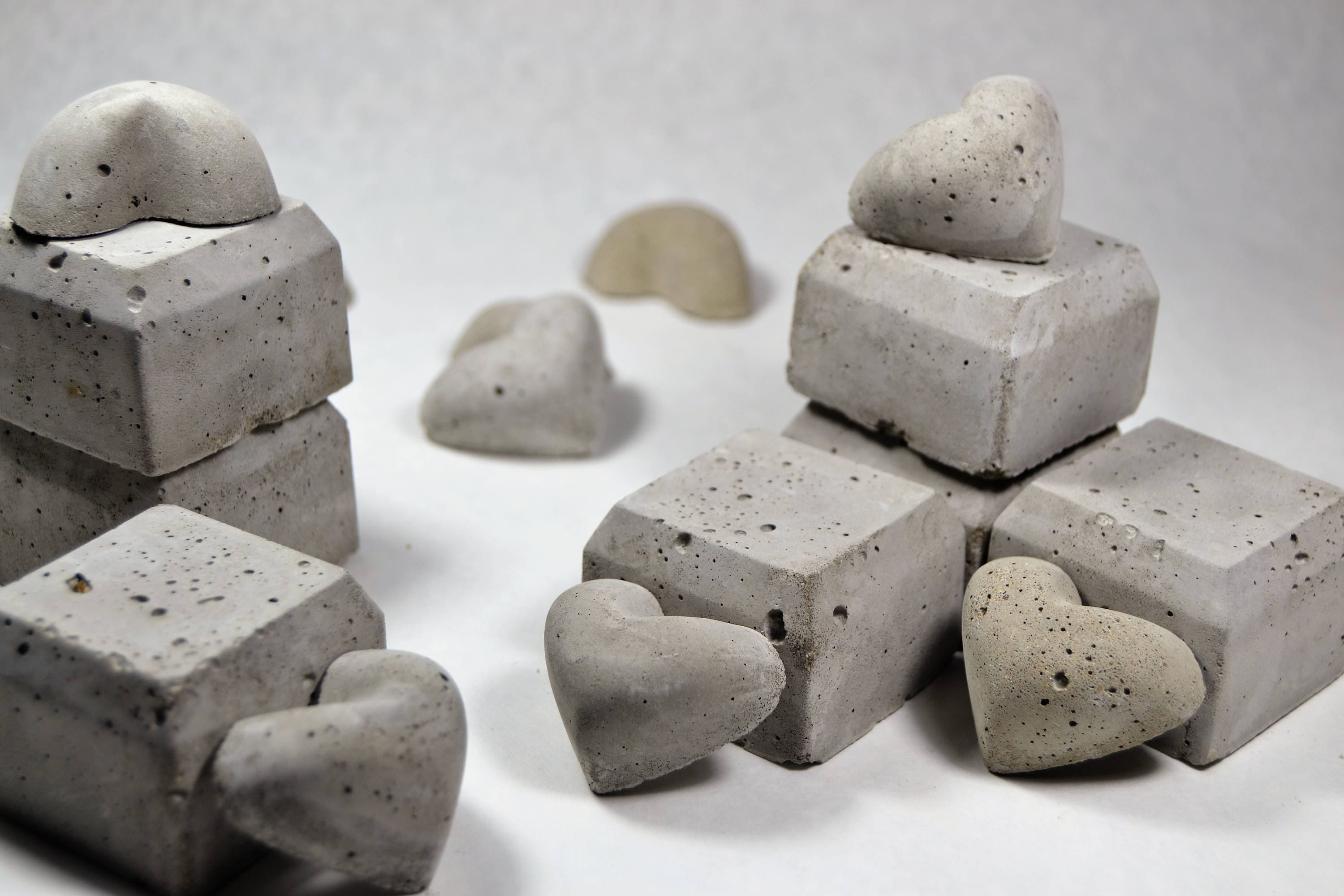 Corazones de hormigón en miniatura / Corazón pequeño / Mini corazón / Centro de mesa de boda / Relleno de jarrón de vidrio / Decoración de acento de mesa / Piedras de amor