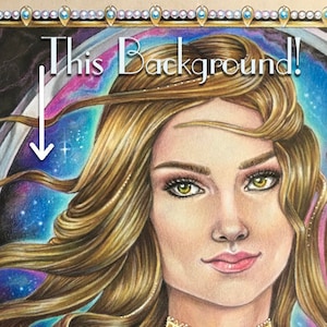 Może przedstawiać: Kobieta z długimi, falującymi brązowymi włosami i złotym naszyjnikiem. Ma na sobie fioletową sukienkę z tatuażem gwiazdy na ramieniu. Tło to galaktyka z gwiazdami i planetami.