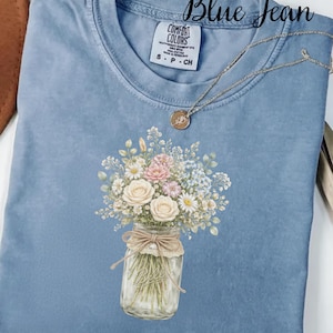 Camiseta con estampado botánico de flores estilo campestre, tarro de cristal estilo rústico con encaje y lazo de cordel, delicada camiseta de rosas y margaritas de granja primaverales.