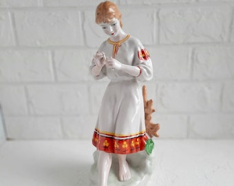Figurine en porcelaine d'Ukraine des années 1970, fille à la camomille, décoration d'intérieur, fille ukrainienne, cadeau en porcelaine de Polonne