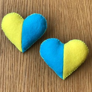 Ukraine Flagge Pin, Ukraine Flagge Herz, Ukraine Flagge Brosche, Ständer mit Ukraine, Liebe Ukraine Pin, Herz mit der Ukraine, blau gelbe Brosche