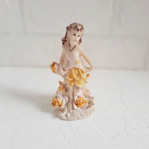 Figurine Statue Keramikfee Mädchen mit Blumen Andenken