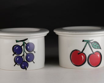 ARABIE, Finlande - Tutti Frutti - design Ulla Procope - Deux pots à confiture avec couvercle - cassis et cerises - sont VENDUS ENSEMBLE