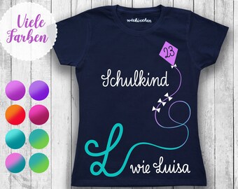 SCHULKIND 2023 Mädchen T-Shirt | Einschulung |  mit Namen | Einschulungsshirt | Erster Schultag  |  1. Klasse Erstklässlerin Rainbow