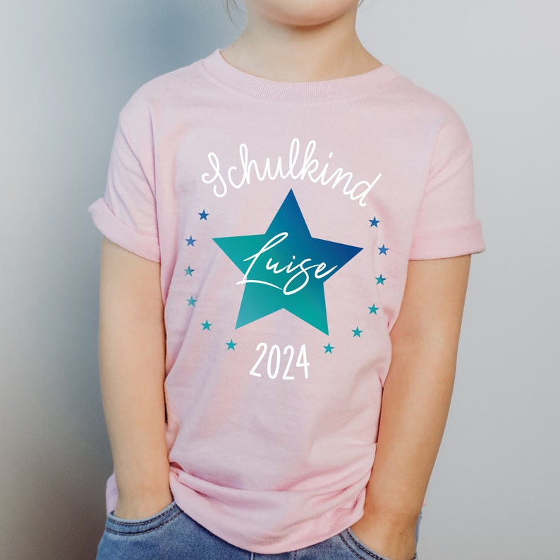 Schulkind 2024, personalisiertes T-Shirt mit Namen, Stern, zur Einschulung 2024, Geschenk für Erstklässler, für die Schultüte, Zuckertüte Bild 3