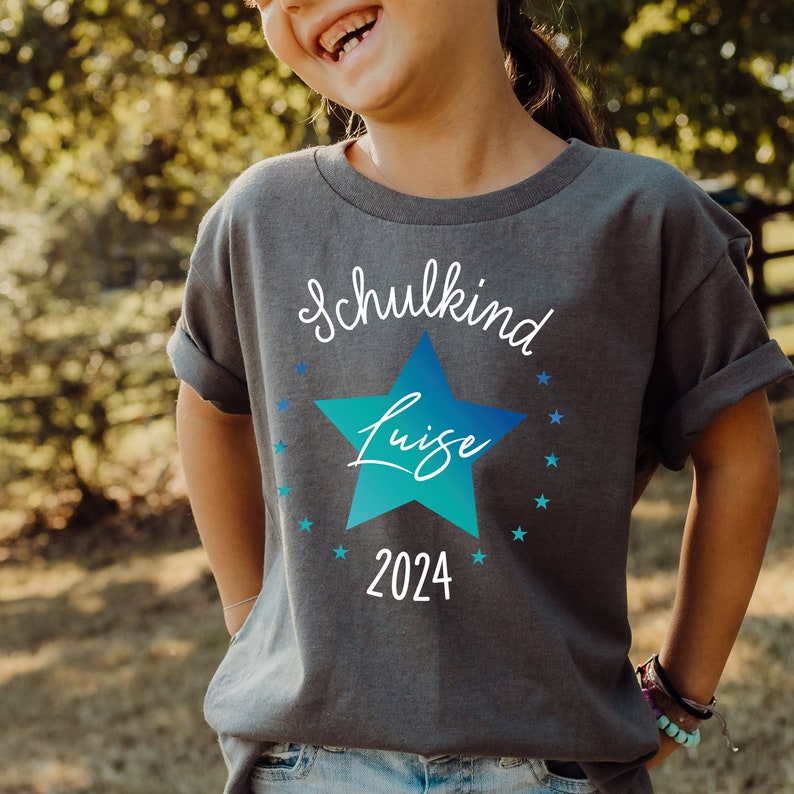 Schulkind 2024, personalisiertes T-Shirt mit Namen, Stern, zur Einschulung 2024, Geschenk für Erstklässler, für die Schultüte, Zuckertüte Bild 5