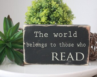 Mini desk sign / The world belongs to those who read / wood quote block / mini signs for tiered trays / office sign