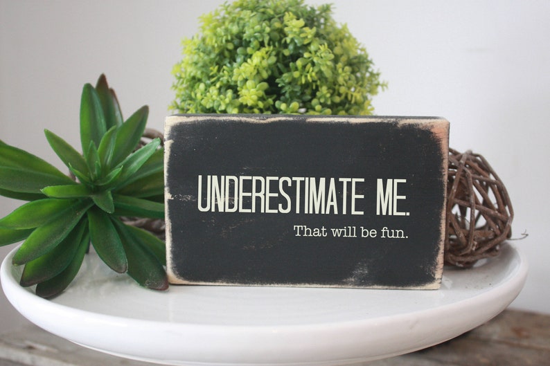 underestimate me that will be fun / quote block / funny desk sign image 1